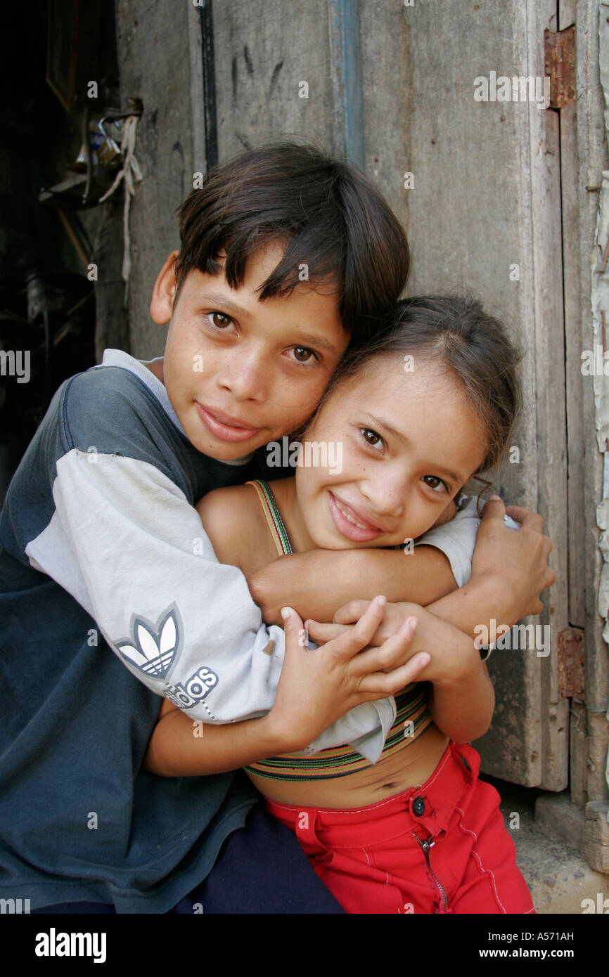 Painet ja1282 venezuela bambini Bambini ragazza ragazzo il fratello la sorella barquisimeto america latina sud bambino kid faccia verticale Foto Stock