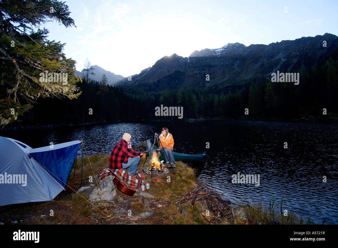 L uomo e la donna campeggio al lago Foto Stock