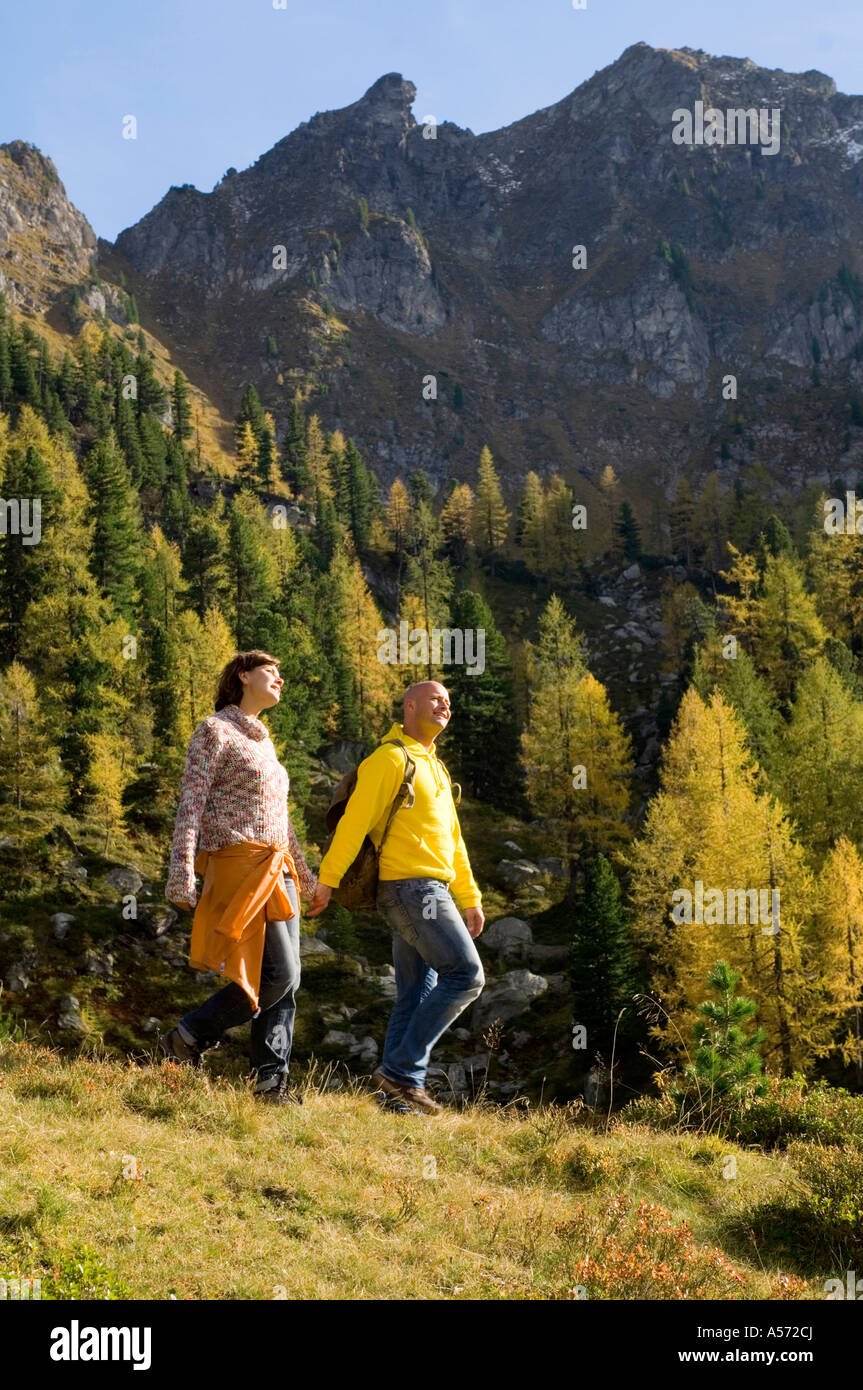 Matura in montagna, escursionismo mano nella mano Foto Stock