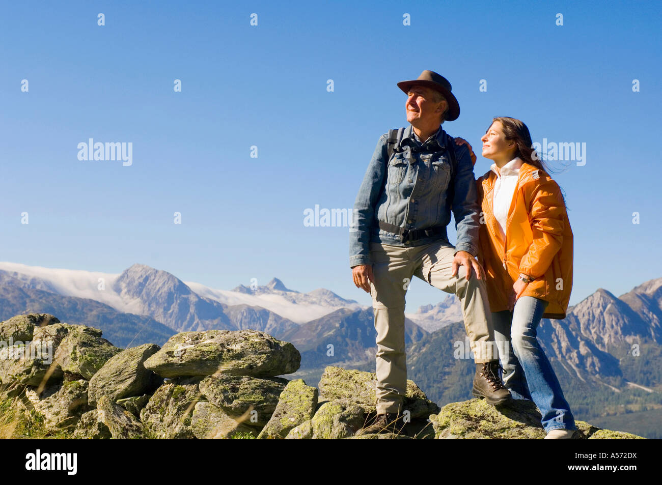 Matura in montagna, in piedi sulle rocce Foto Stock