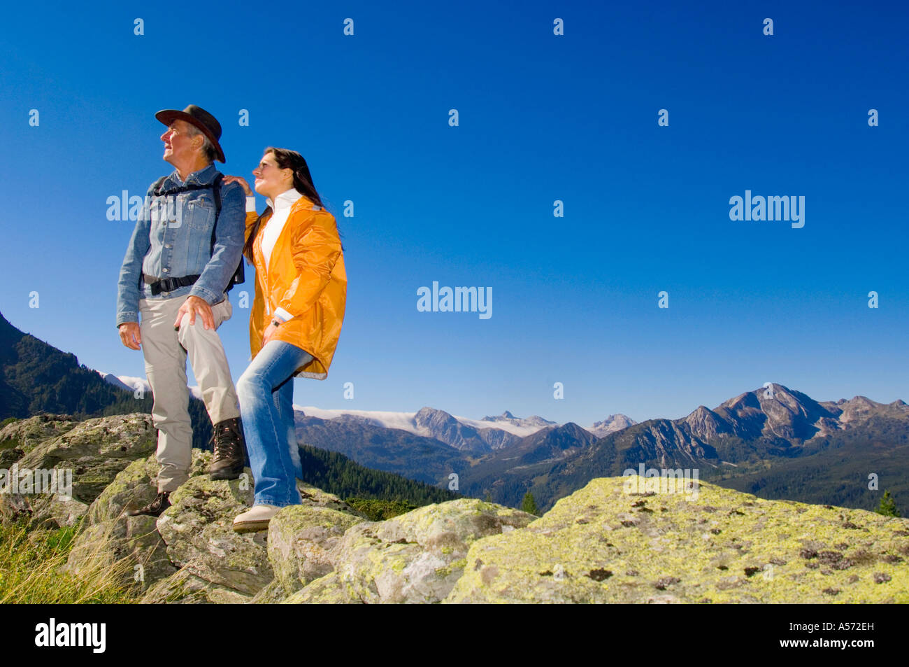 Matura in montagna, in piedi sulle rocce Foto Stock