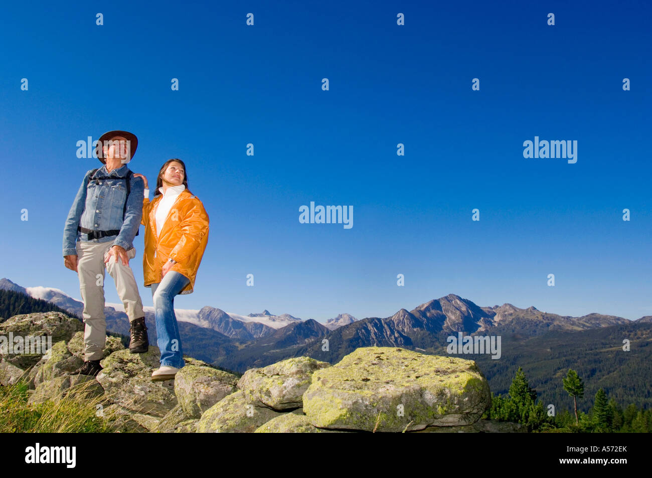 Matura in montagna, in piedi sulle rocce Foto Stock