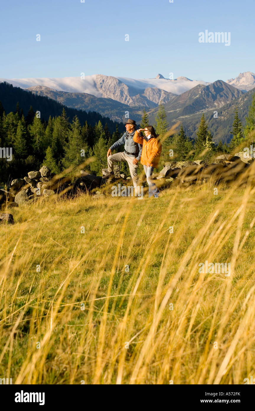Matura in montagna, in piedi in Prato Foto Stock