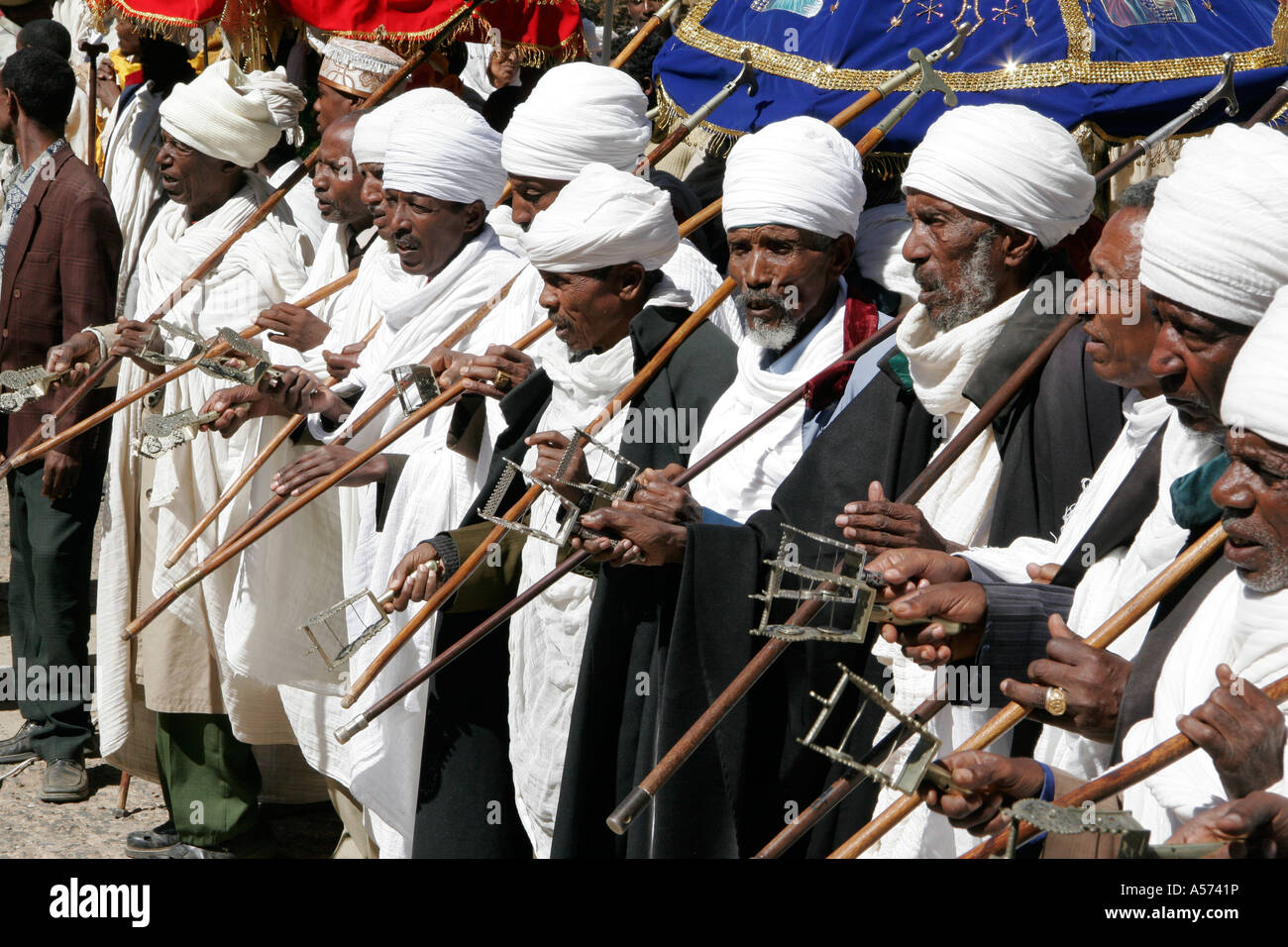 Jb1198 Etiopia turbanned sposato sacerdoti ortodossi cantando dancing festa maria axum africa la religione cristiana copta musica Foto Stock