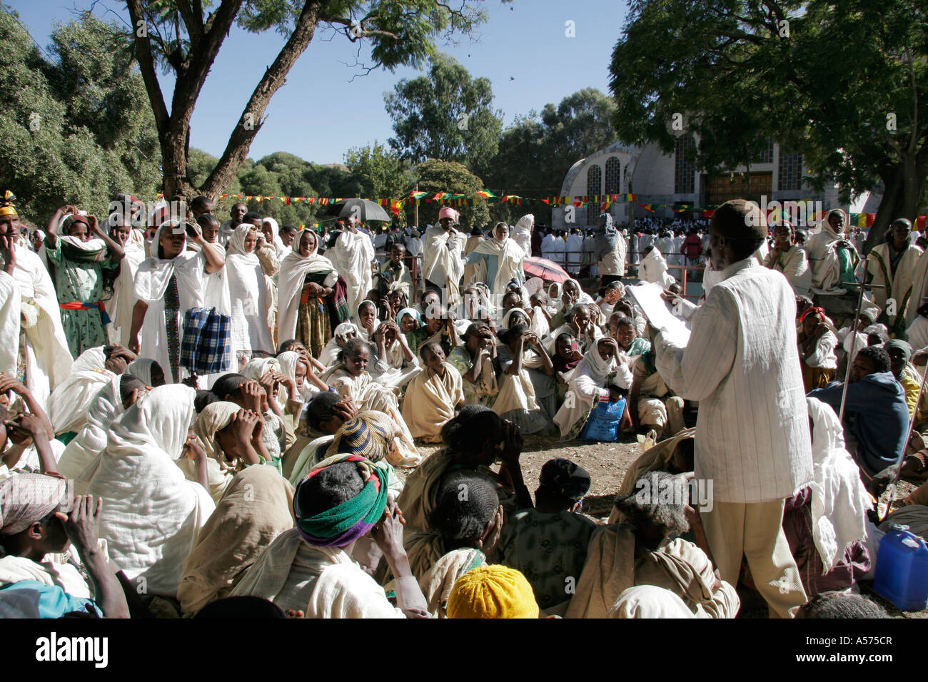 Jb1271 Etiopia maryam festa maria axum predicatore al di fuori di Sion Chiesa in Africa la religione ortodossa cristianesimo festival Foto Stock