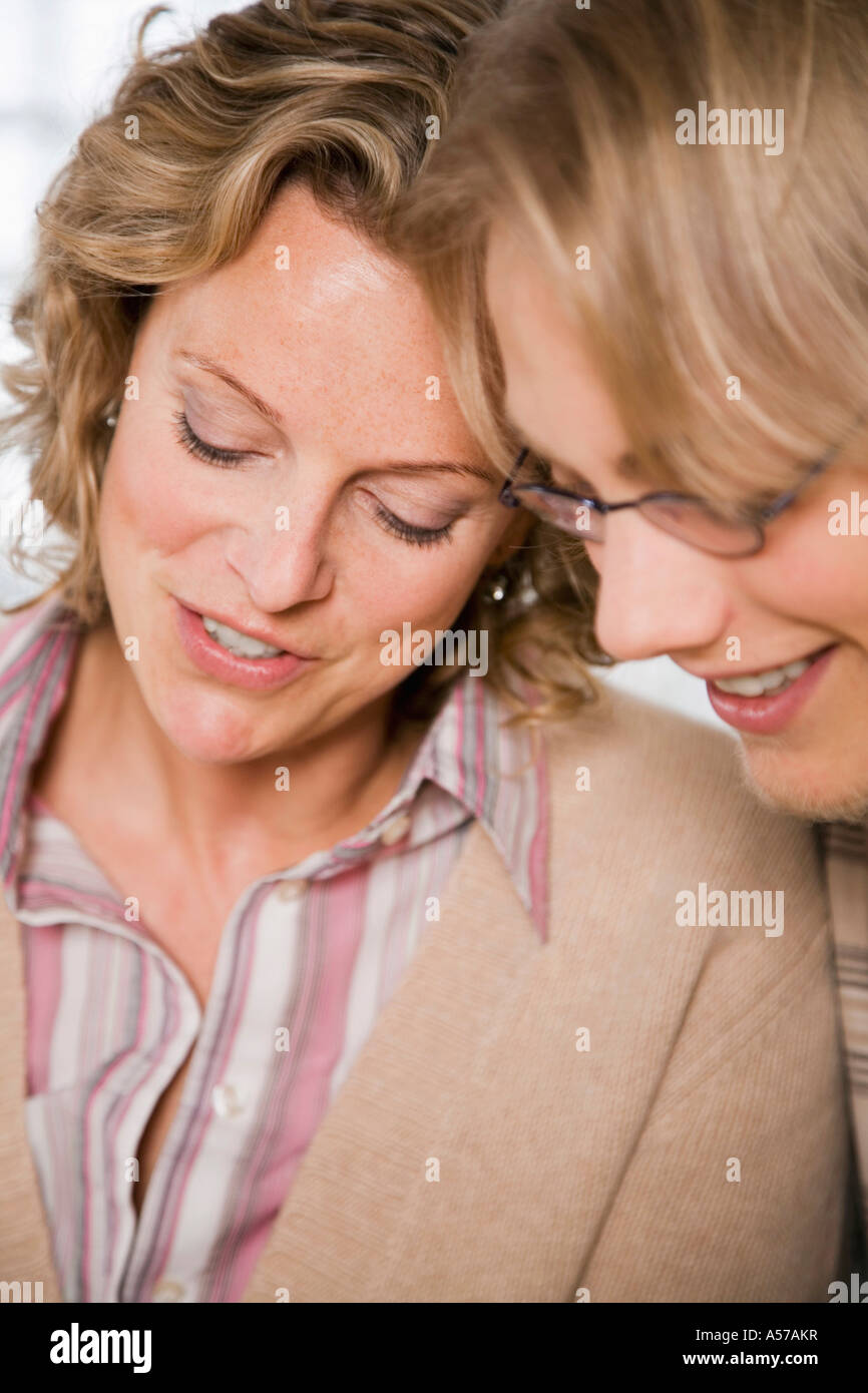 Madre e figlio adolescente (16-17) sorridente, close-up Foto Stock