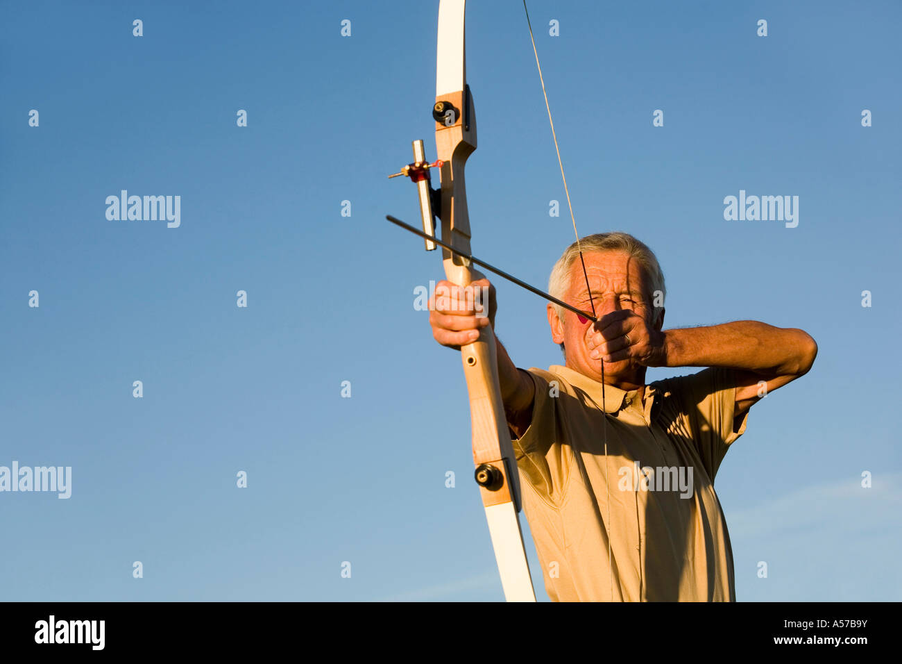 Senior uomo adulto con arco e frecce Foto Stock