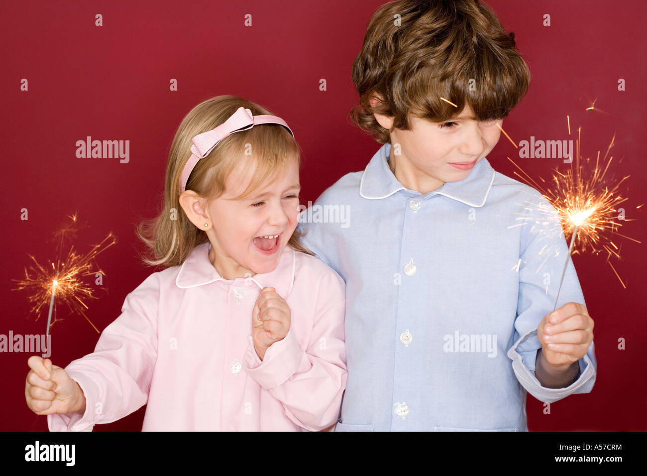 Ragazzo (4-7) e la ragazza (3-4) azienda botti Foto Stock