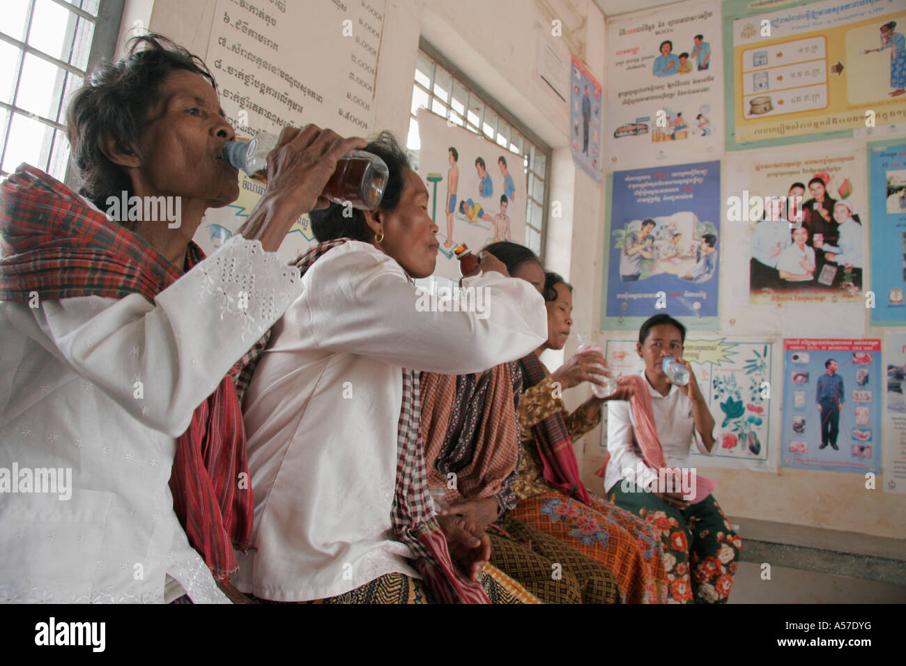 Painet je2154 Cambogia tb i pazienti che stanno assumendo medicine sotto i punti del piano di trattamento community health centre clinic chumpou voan Foto Stock