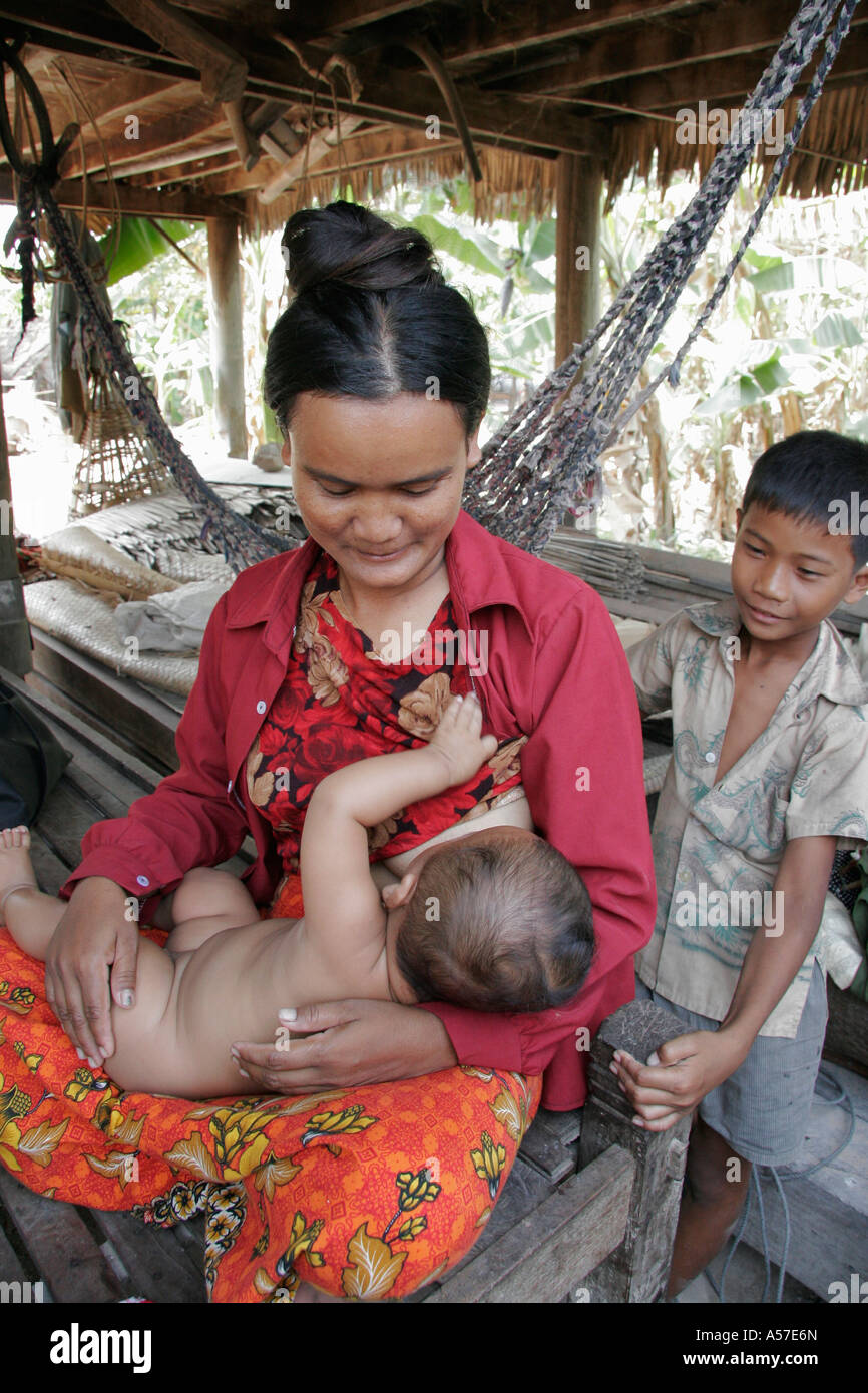 Painet je2163 madri di neonati cambogia clinica di immunizzazione chumpou voan kampot provincia 2006 bambino kid bambini Bambini donna Foto Stock