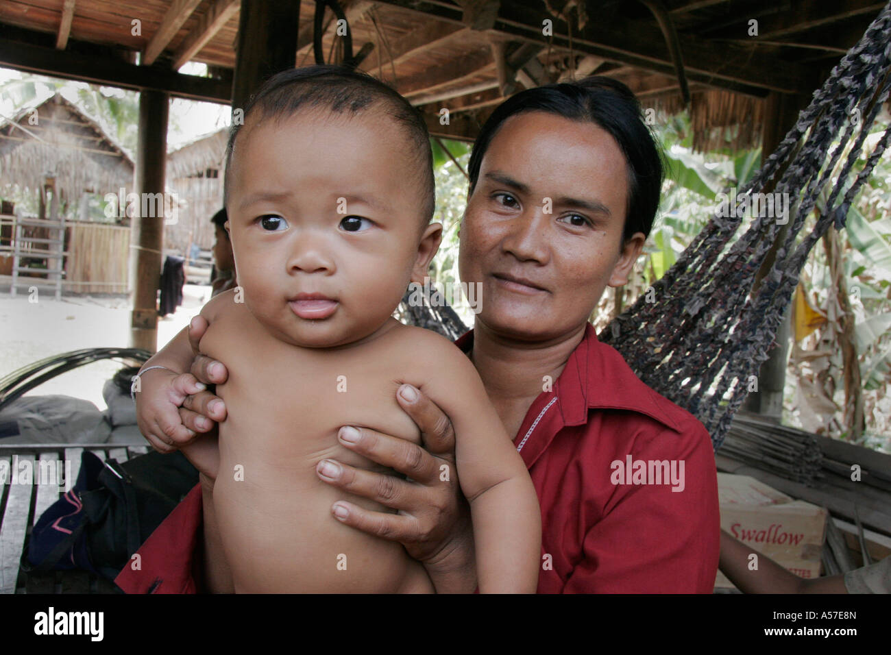 Painet je2165 madri di neonati cambogia clinica di immunizzazione chumpou voan kampot provincia 2006 bambino kid bambini Bambini donna Foto Stock