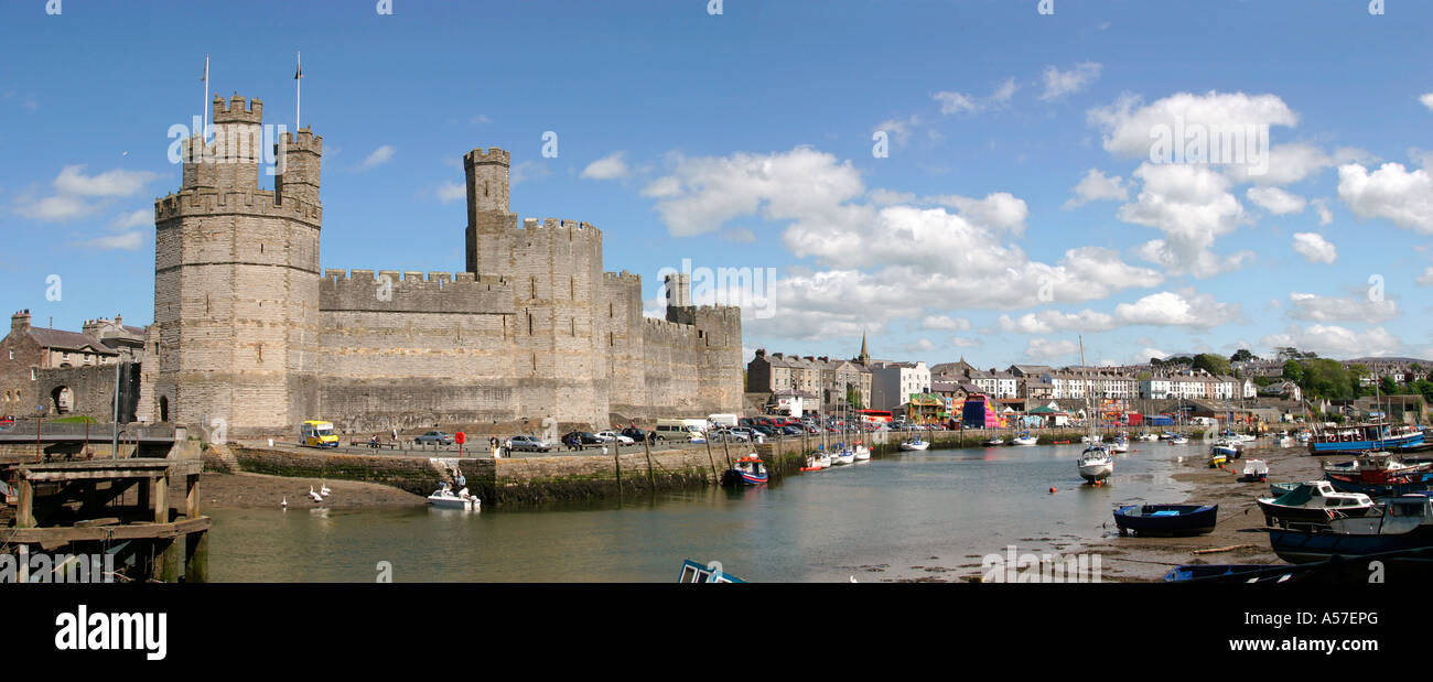 Gwynedd Caernarfon Castle e il fiume Selani Foto Stock