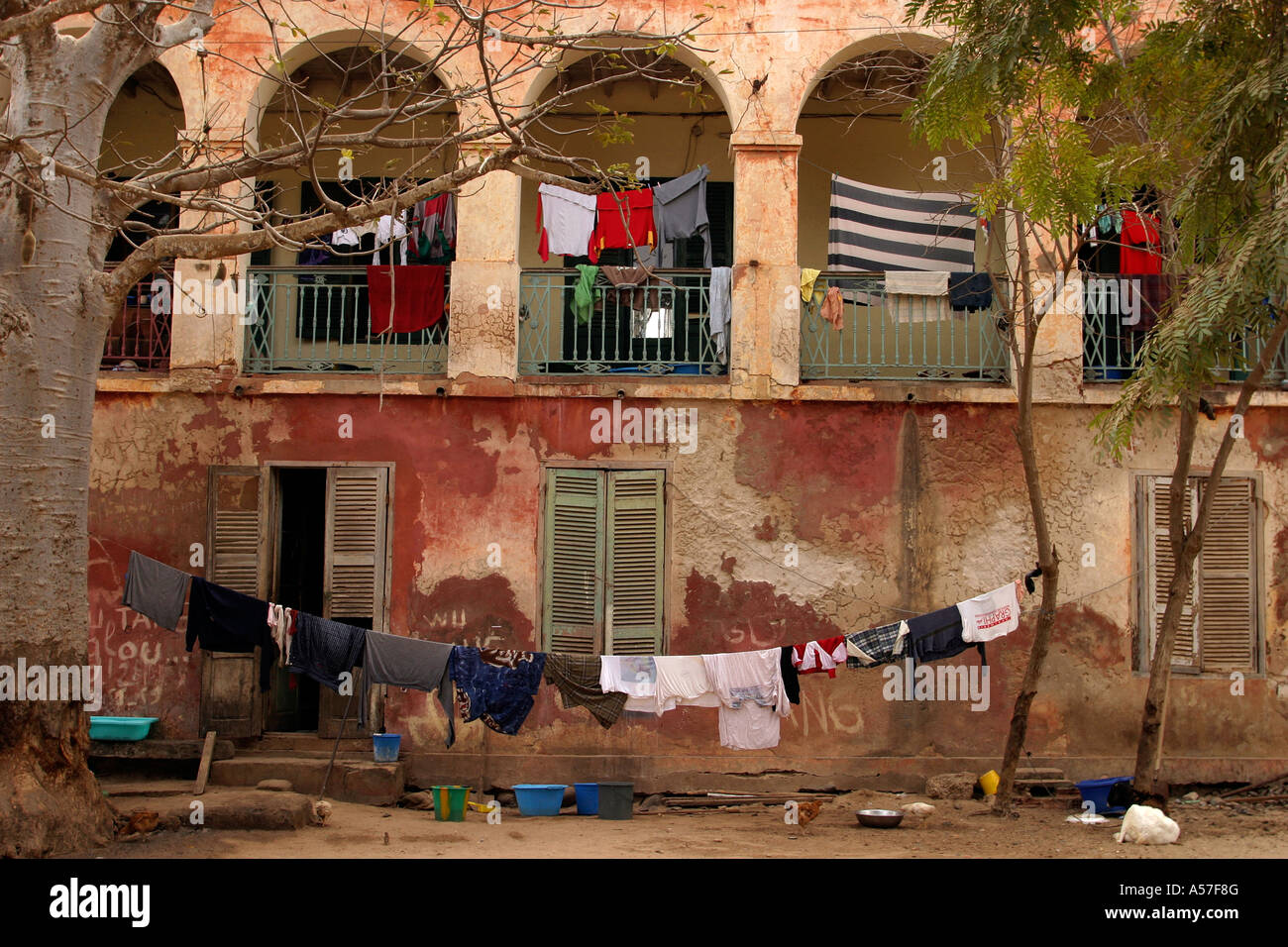 Senegal Isle de Goree pendenti di lavaggio al di fuori di casa nella piazza principale Foto Stock