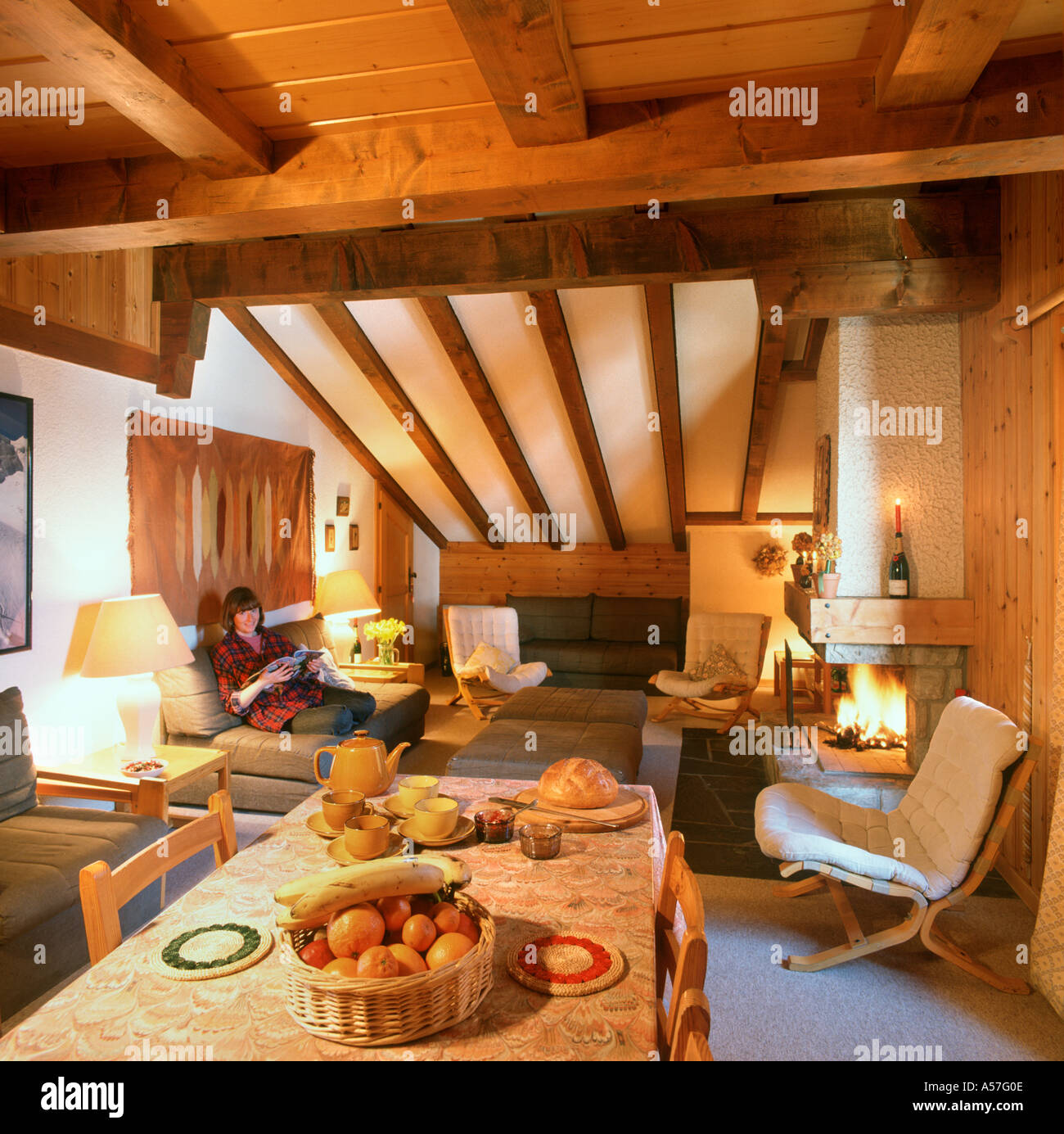 Il tè del pomeriggio in un tradizionale chalet di sci, Verbier, Alpi Bernesi, Svizzera Foto Stock