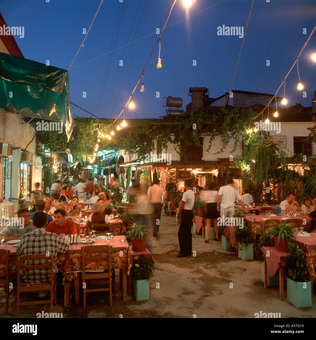 Ristoranti e negozi di notte, Città Vecchia, Fethiye, Turchia Foto Stock