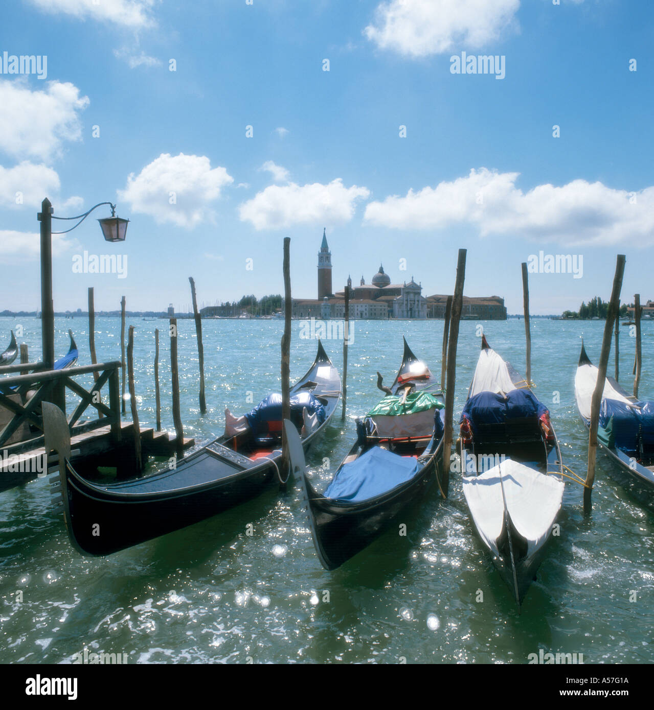 Soft focus shot delle gondole su San Marco Canal guardando verso San Giorgio Maggiore, San Marco, Venezia, Veneto, Italia Foto Stock