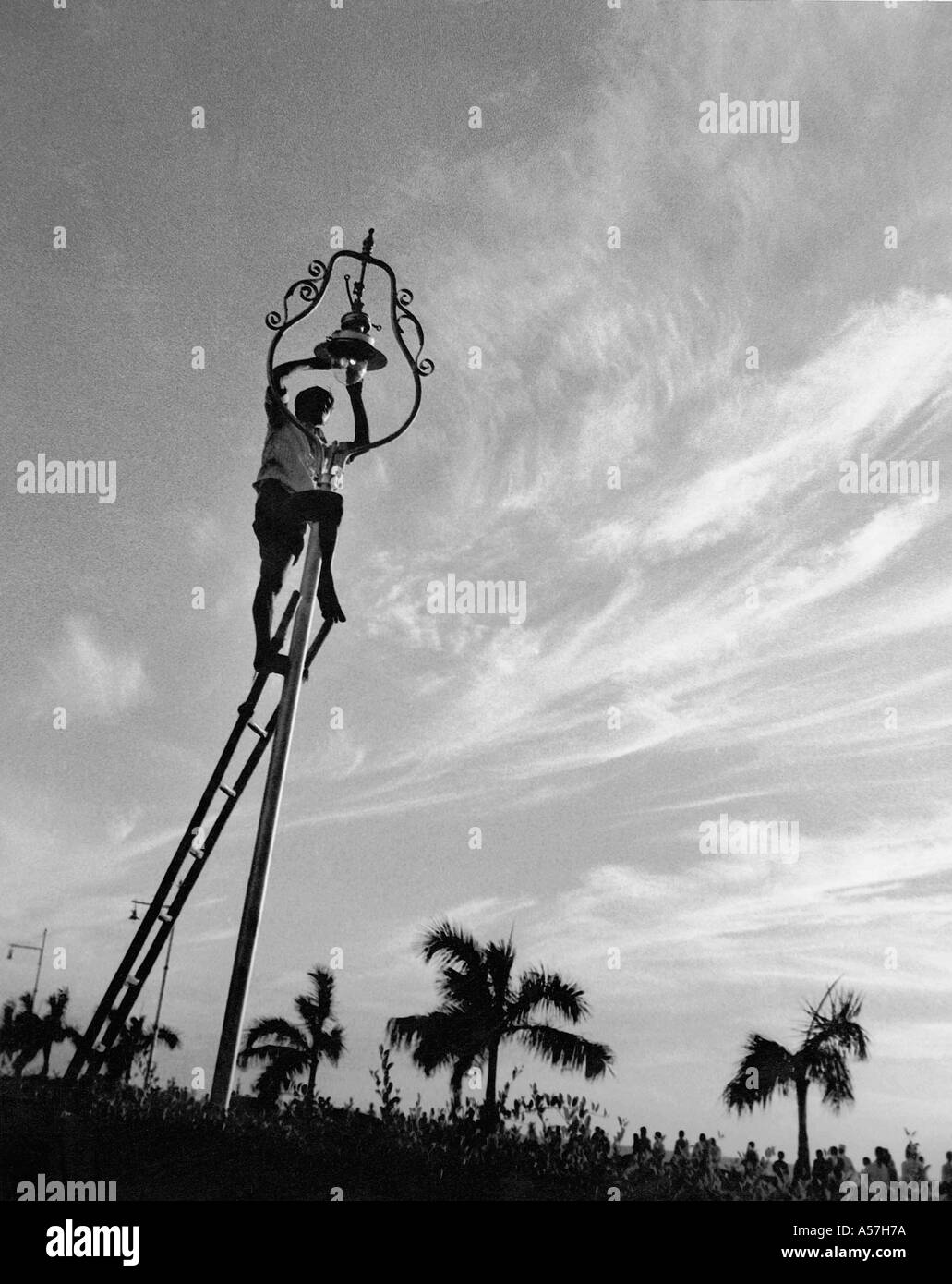 Gas Light Worker pulizia Old Street Lights a Nariman Point Bombay Mumbai Maharashtra India 1951 Foto Stock