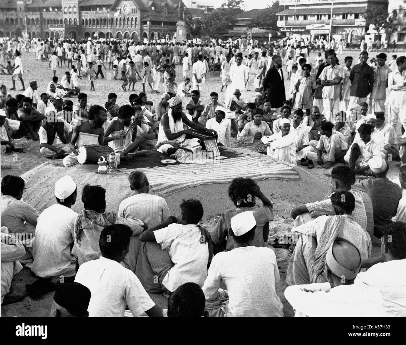 Musicisti che suonano strumenti musicali harmonium drum ektara Chowpatty Bombay Mumbai Maharashtra India 1957 Foto Stock
