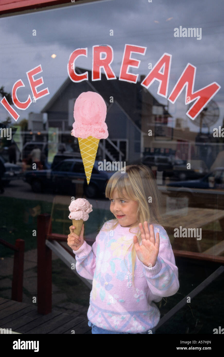 Ragazza giovane gode di cono gelato su MADELINE Island, il lago Superior, Wisconsin. L'estate. Foto Stock