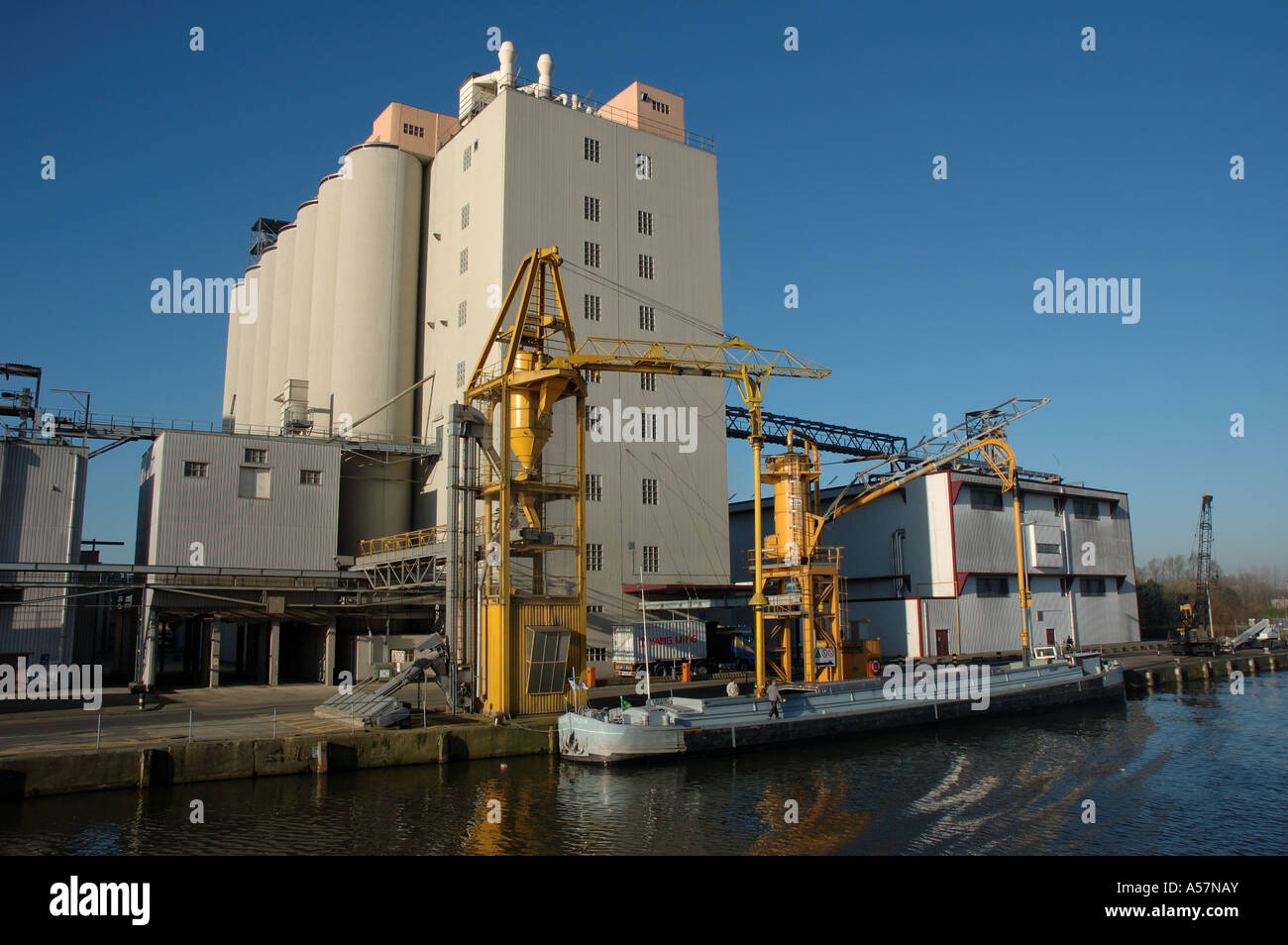 Trasporti a chiatta complessi industriali sul Kanaal Van Willebroek in Belgio Foto Stock