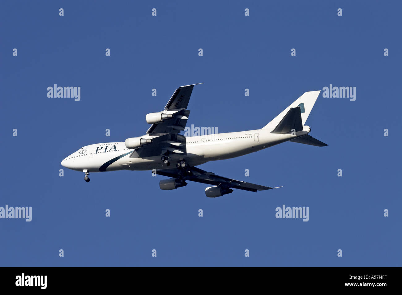 PIA Pakistan International Airline Boeing 747 Jumbo Jet gli aeromobili in avvicinamento Heathrow con landing gear down Foto Stock