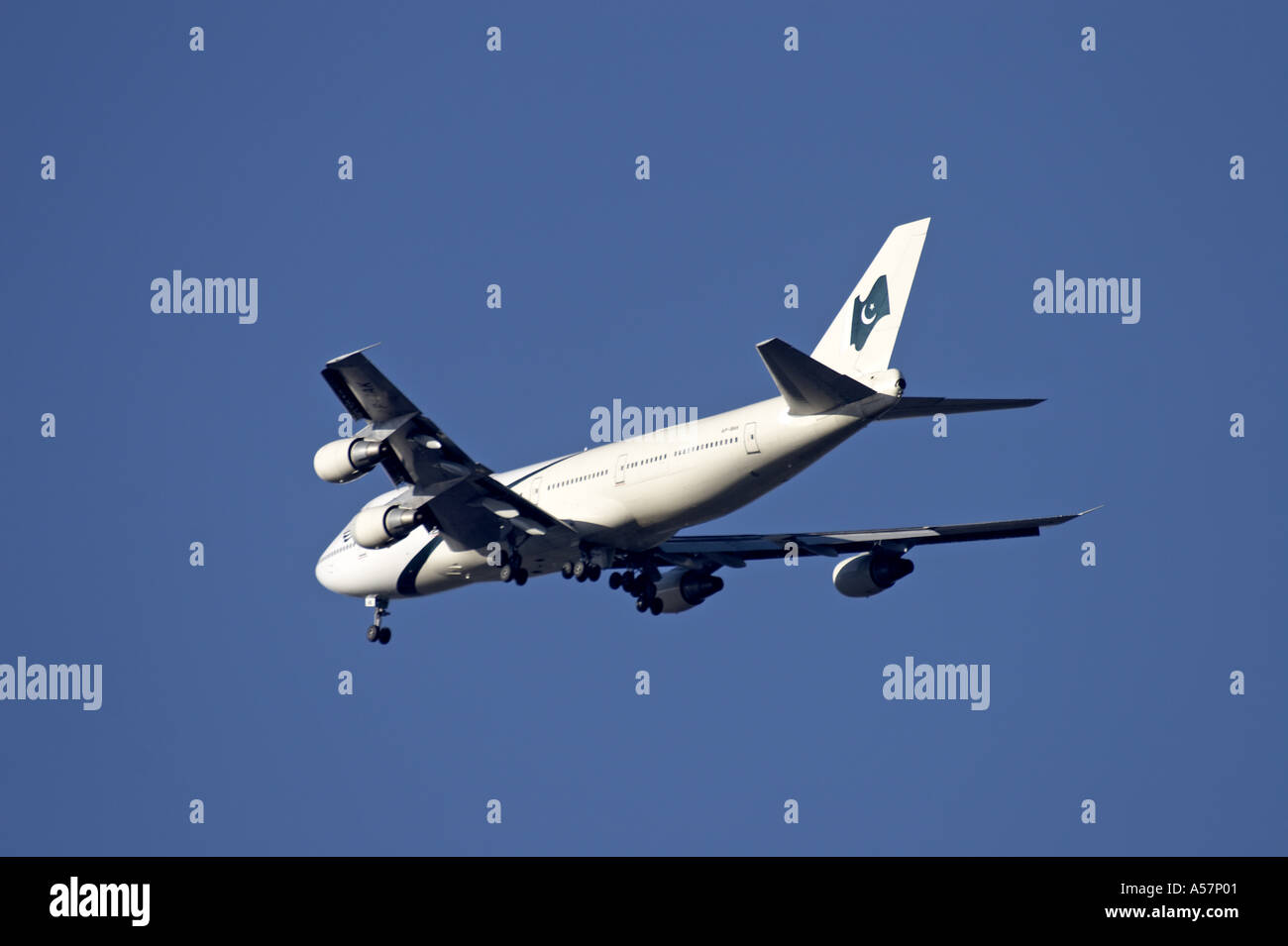 PIA Pakistan International Airline Boeing 747 Jumbo Jet gli aeromobili in avvicinamento Heathrow con landing gear down Foto Stock