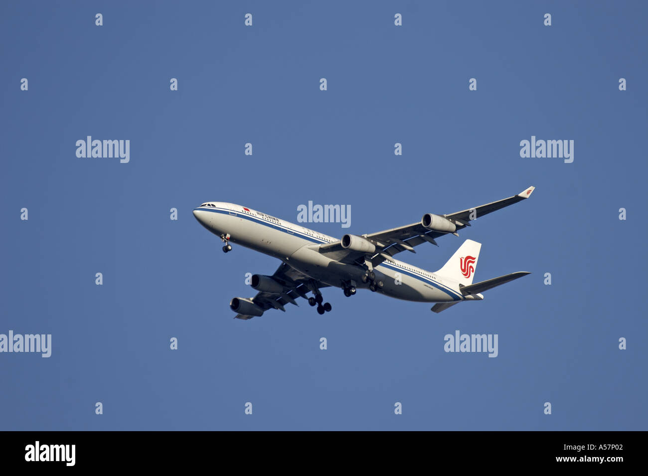 Air China Airbus A340 300 velivoli a getto avvicinando Heathrow con landing gear down Foto Stock