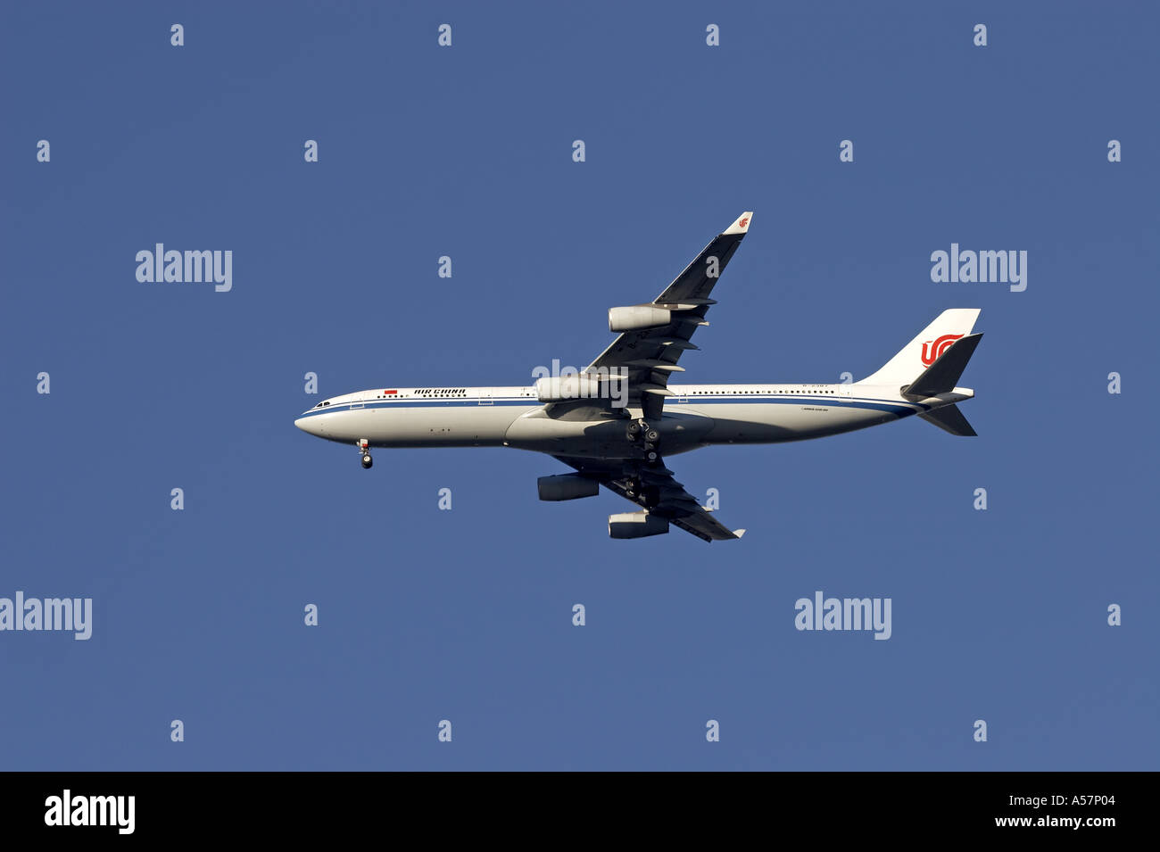 Air China Airbus A340 300 velivoli a getto avvicinando Heathrow con landing gear down Foto Stock