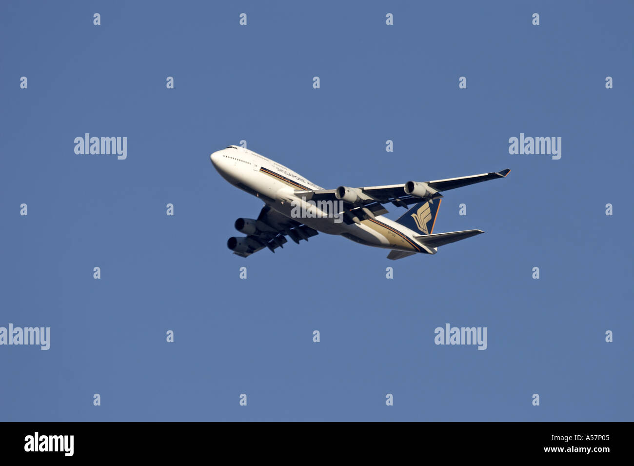 Singapore Airlines Boeing 747 Jumbo Jet gli aeromobili in avvicinamento Heathrow con landing gear down Foto Stock