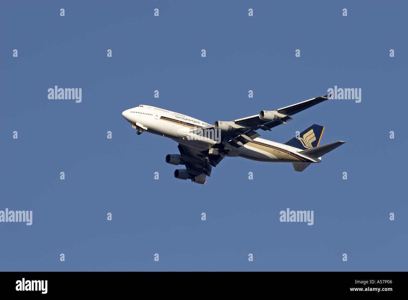 Singapore Airlines Boeing 747 Jumbo Jet gli aeromobili in avvicinamento Heathrow con landing gear down Foto Stock