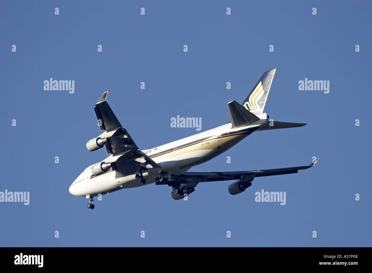 Singapore Airlines Boeing 747 Jumbo Jet gli aeromobili in avvicinamento Heathrow con landing gear down Foto Stock
