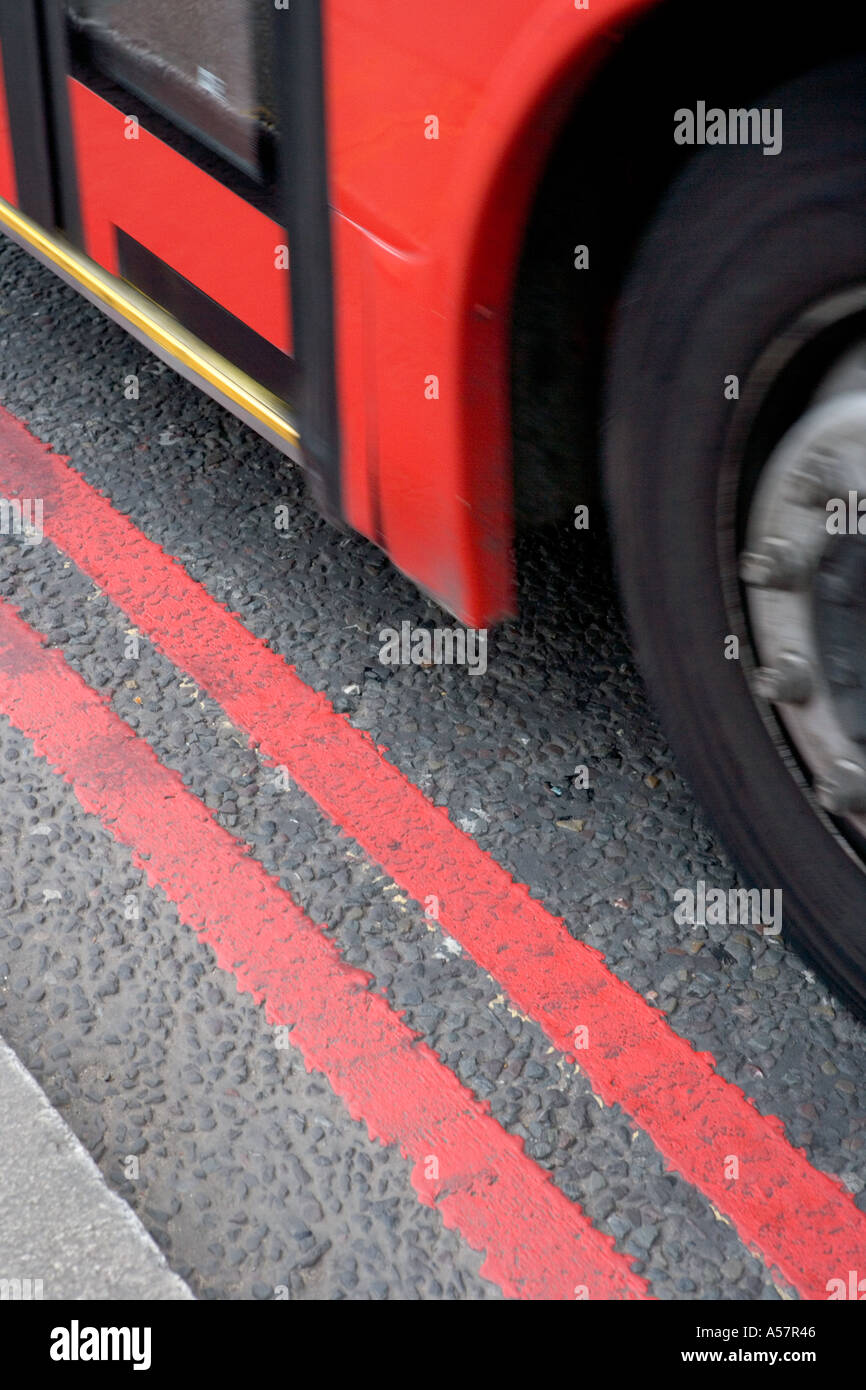 Percorso rosso nessun arresto linee dipinta sul lato della strada e il bus London Inghilterra England Foto Stock