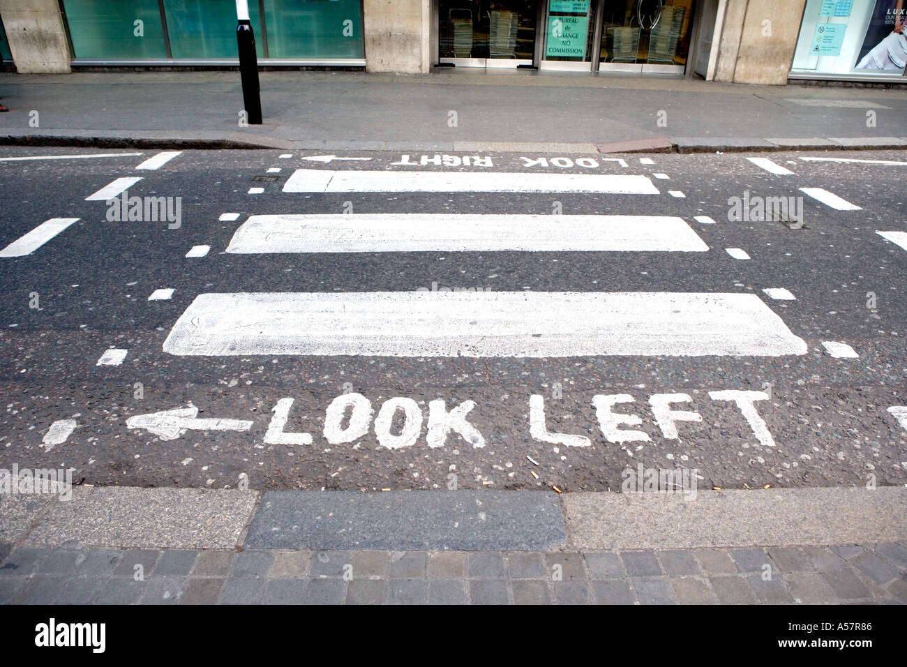 Attraversamento pedonale e guardare a sinistra sign in London Inghilterra England Foto Stock