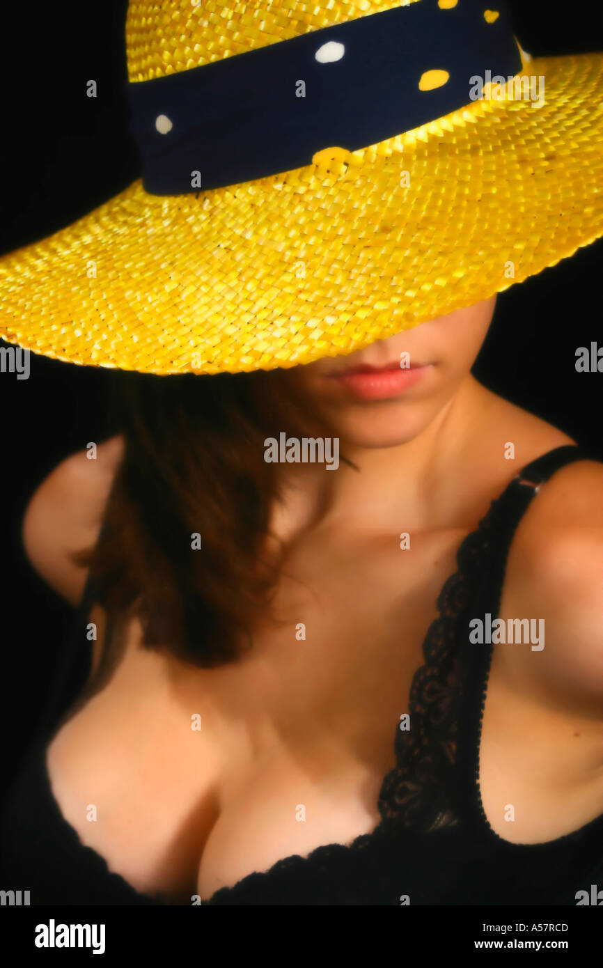 Cappello giallo donna Foto Stock