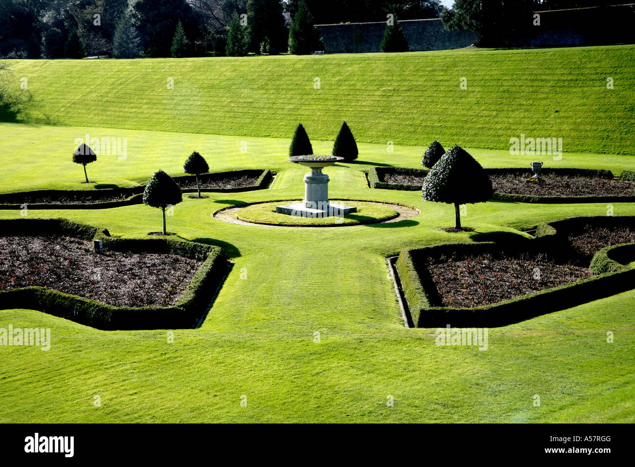 Prato del giardino italiano a al Powerscourt Gardens Irish maestosa casa Co Wicklow Irlanda Foto Stock