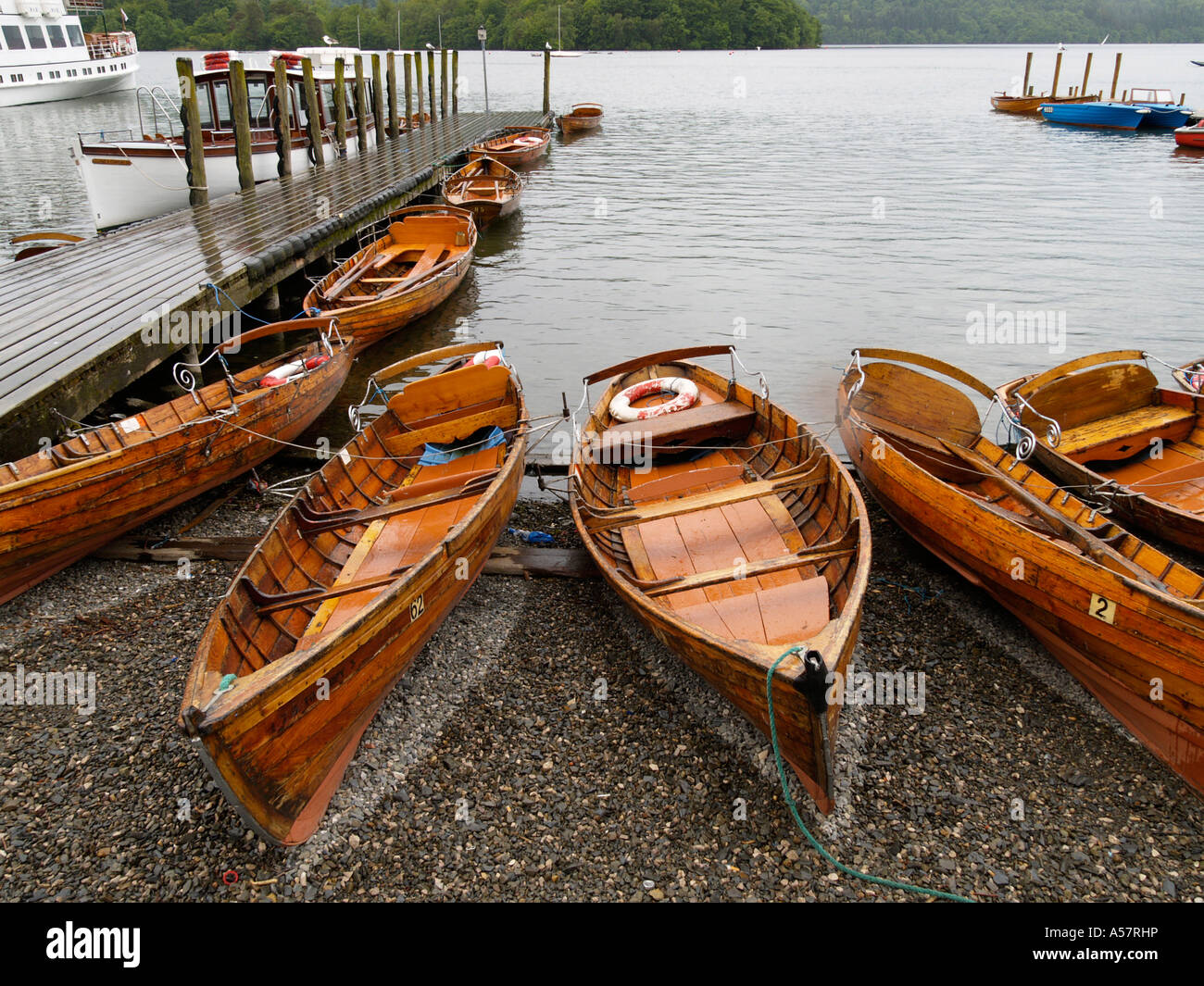 In legno tradizionali skiffs spiaggiata a Boness Windermere Cumbria Inghilterra England Regno Unito Foto Stock