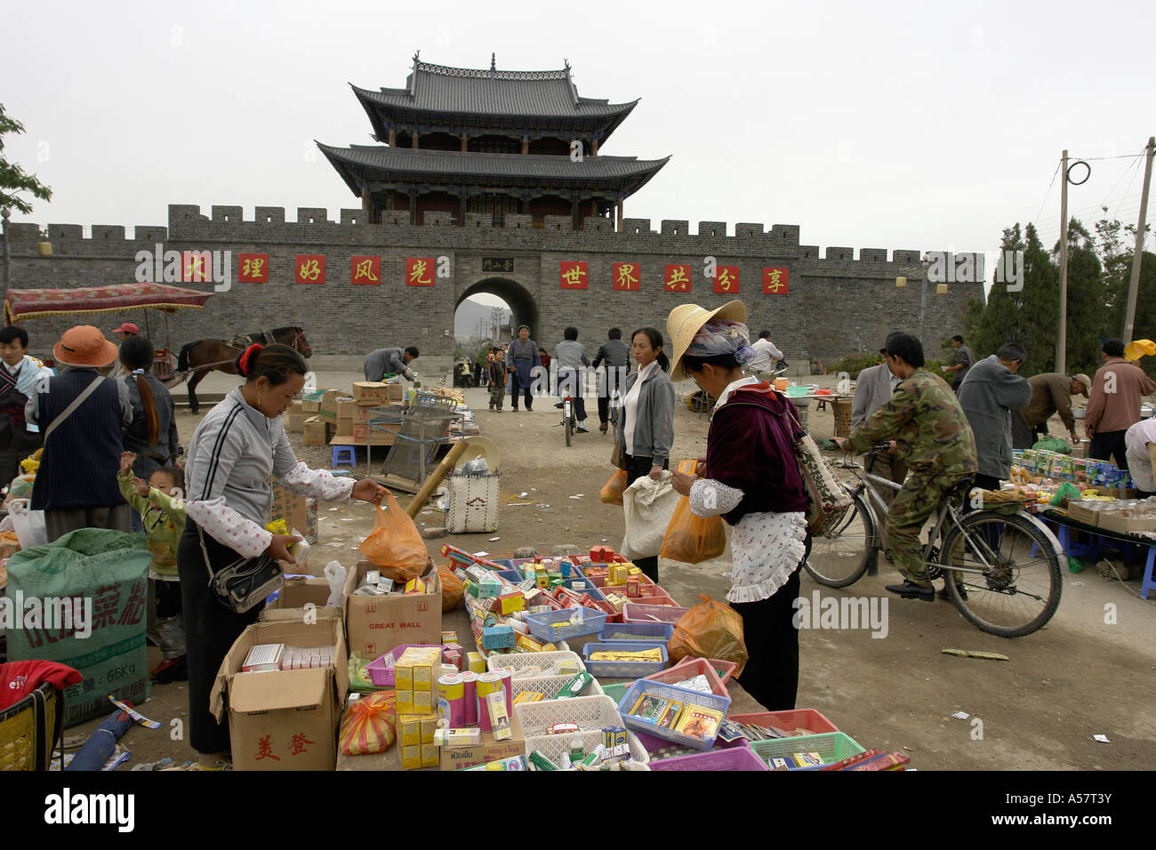 Painet JF5501 Mercato Cina bagna dali a gate comune della provincia dello Yunnan asia estremo oriente economia commercio architettura del paesaggio degli edifici Foto Stock