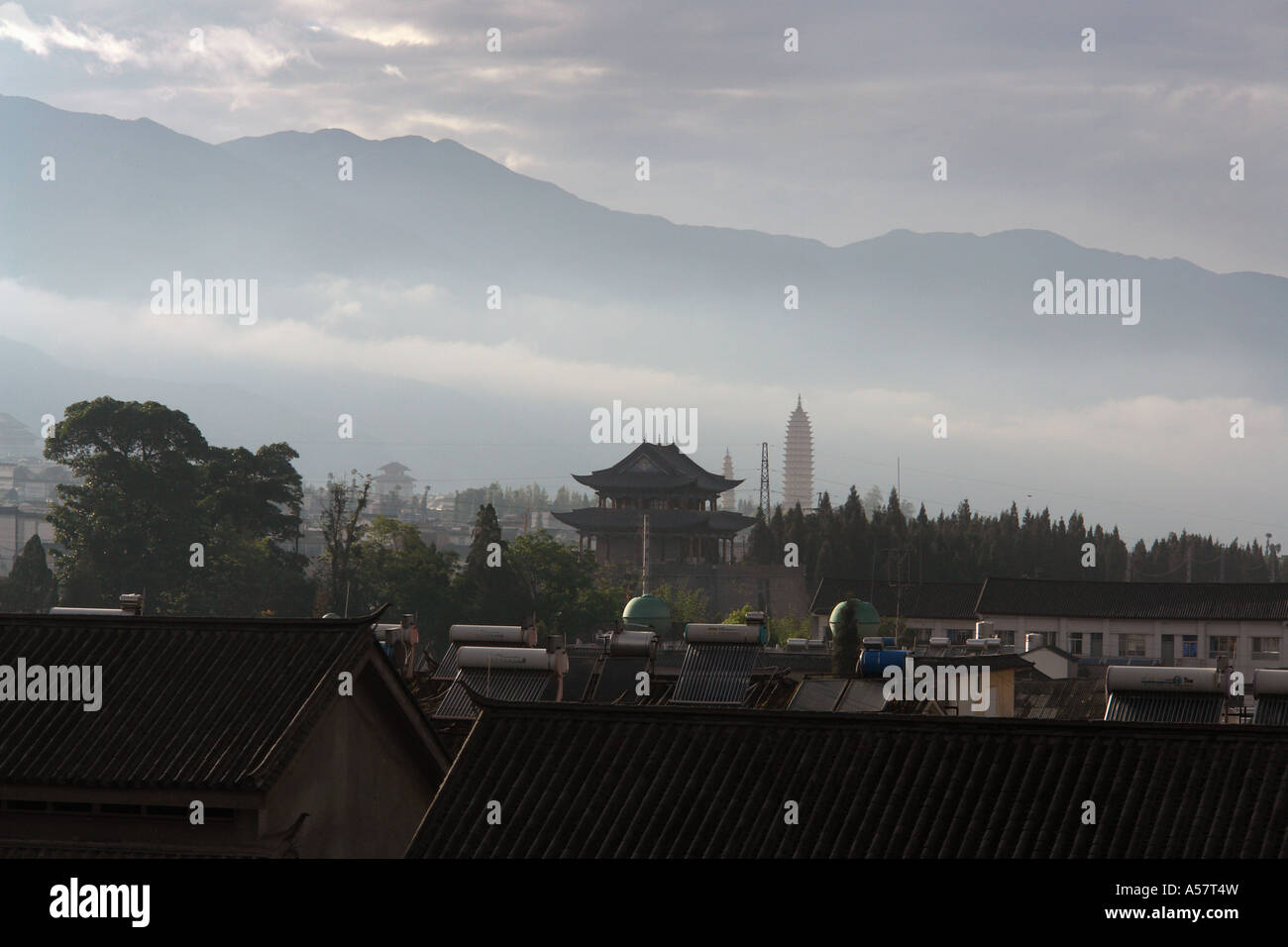 Painet JF5503 cina vista monte cangshan dali città della provincia dello Yunnan pagoda di acqua solare pannelli primo piano asia estremo oriente Foto Stock