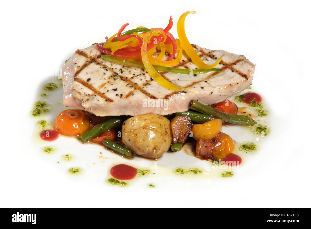 Bistecca di carne di maiale di carne animale carne di maiale alla griglia di funghi freschi pasto cena cucinata cuoco preparare insalata salsa vestito guarnire farine alimentari Foto Stock