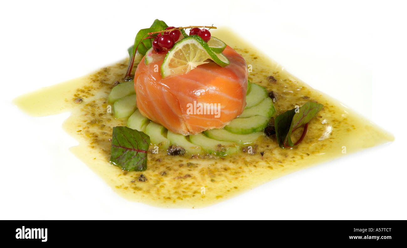 Salmone fresco cena pasto cuoco preparare insalata condita salsa bistecca di pesce guarnire pasto cenare ristorante di cucina organica di salute Foto Stock