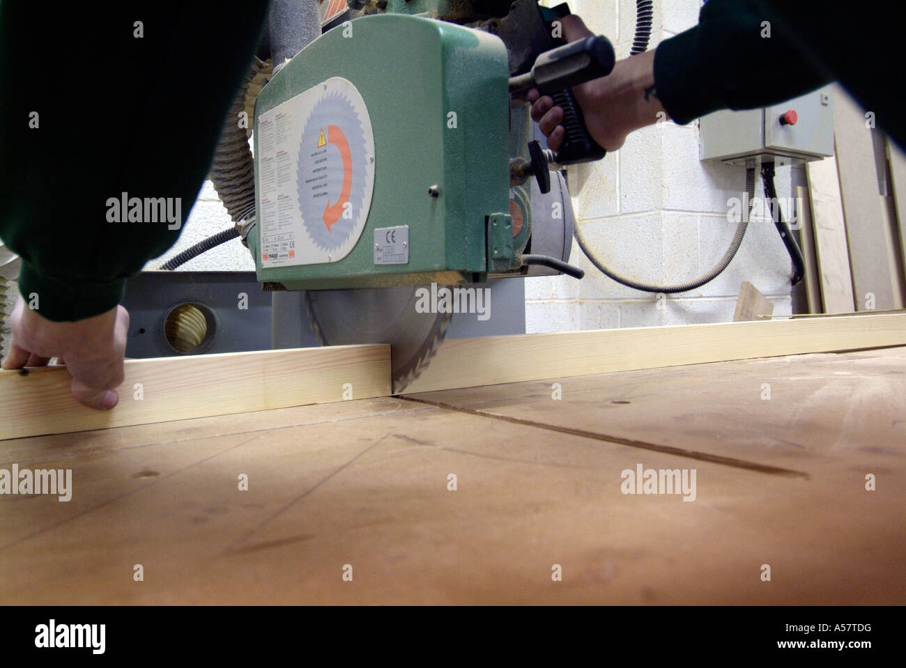 Potenza di taglio trasversale visto officina di falegnameria artigiano falegname morsa segatura close up sul banco di lavoro di falegnameria joint Mortasa tenone Engl Foto Stock