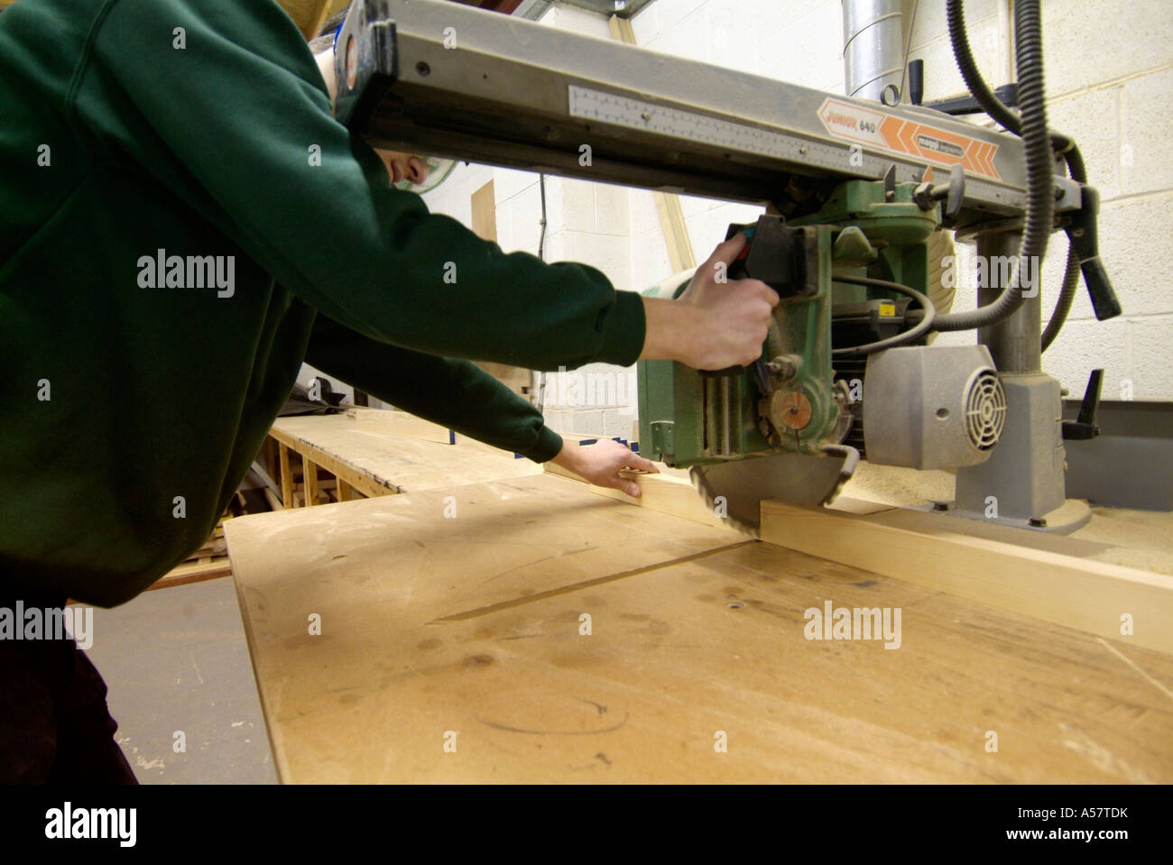 Potenza di taglio trasversale visto officina di falegnameria artigiano falegname morsa segatura close up sul banco di lavoro di falegnameria joint Mortasa tenone Engl Foto Stock