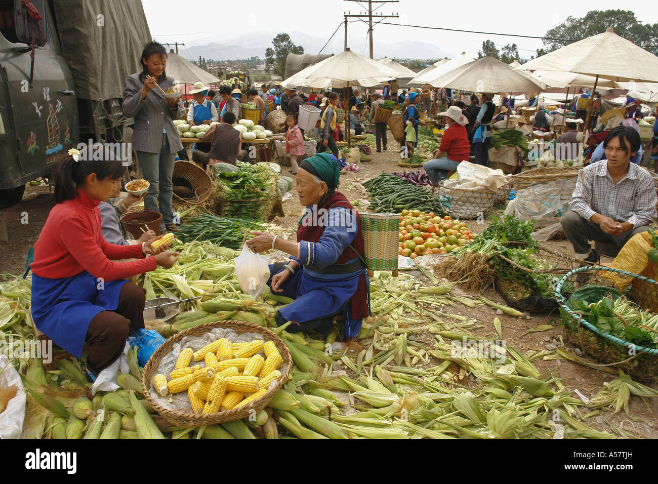 Painet JF5541 Mercato Cina giorno saping dali della provincia dello Yunnan persone della Minoranza Bai waer ancora vestito tradizionale venditore vegetali Foto Stock