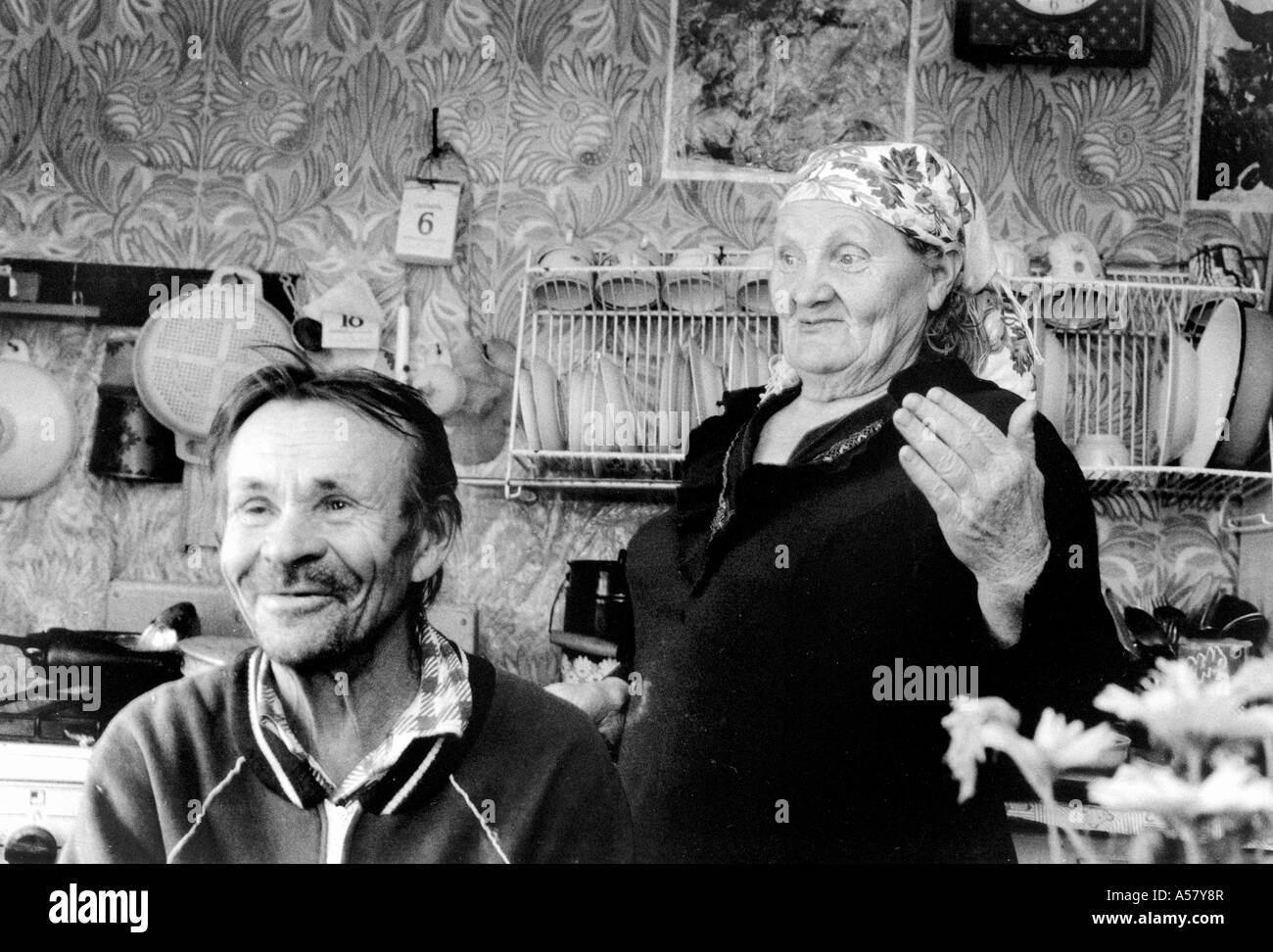 Painet ha2059 415 in bianco e nero di invecchiamento anziani vecchia coppia home carelia russia paese nazione in via di sviluppo dal punto di vista economico Foto Stock