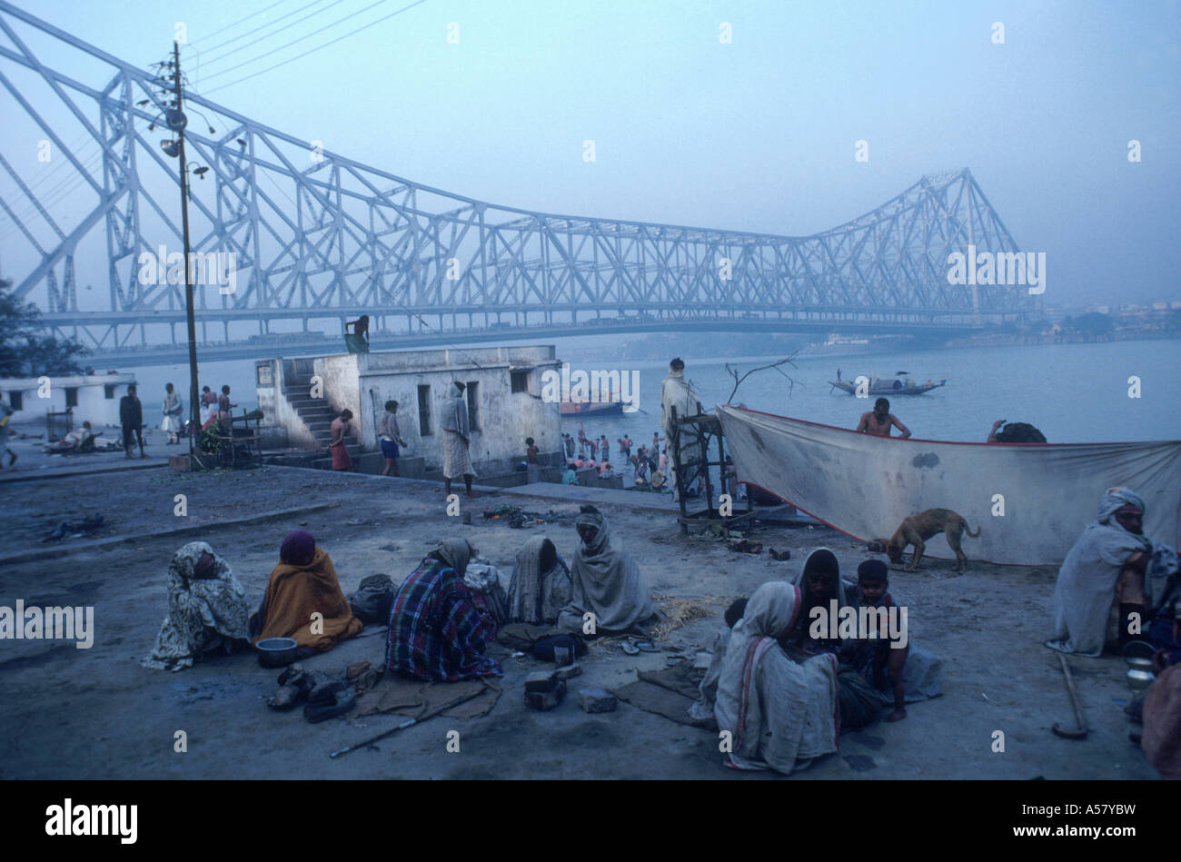 Painet ha2067 4161 quella di Howrah bridge senzatetto india paese nazione in via di sviluppo si sono sviluppate economicamente emergenti della cultura Foto Stock