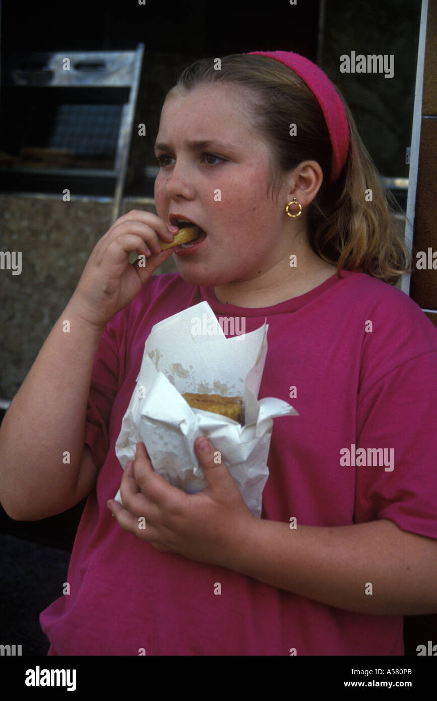 Fat girl mangiare patatine Foto Stock