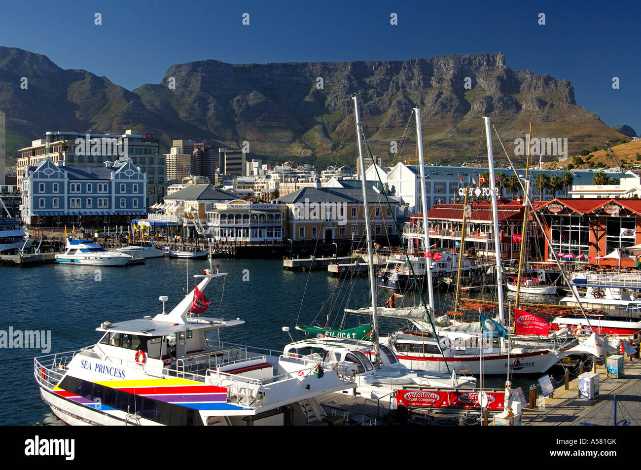 Un centro divertimenti Waterfront, Table Mountain e Cape Town, Sud Africa Foto Stock