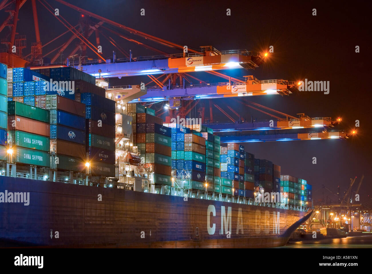 Contenitore grande nave che giace al porto di Amburgo di notte, container terminal Eurokai, Amburgo, Germania Foto Stock