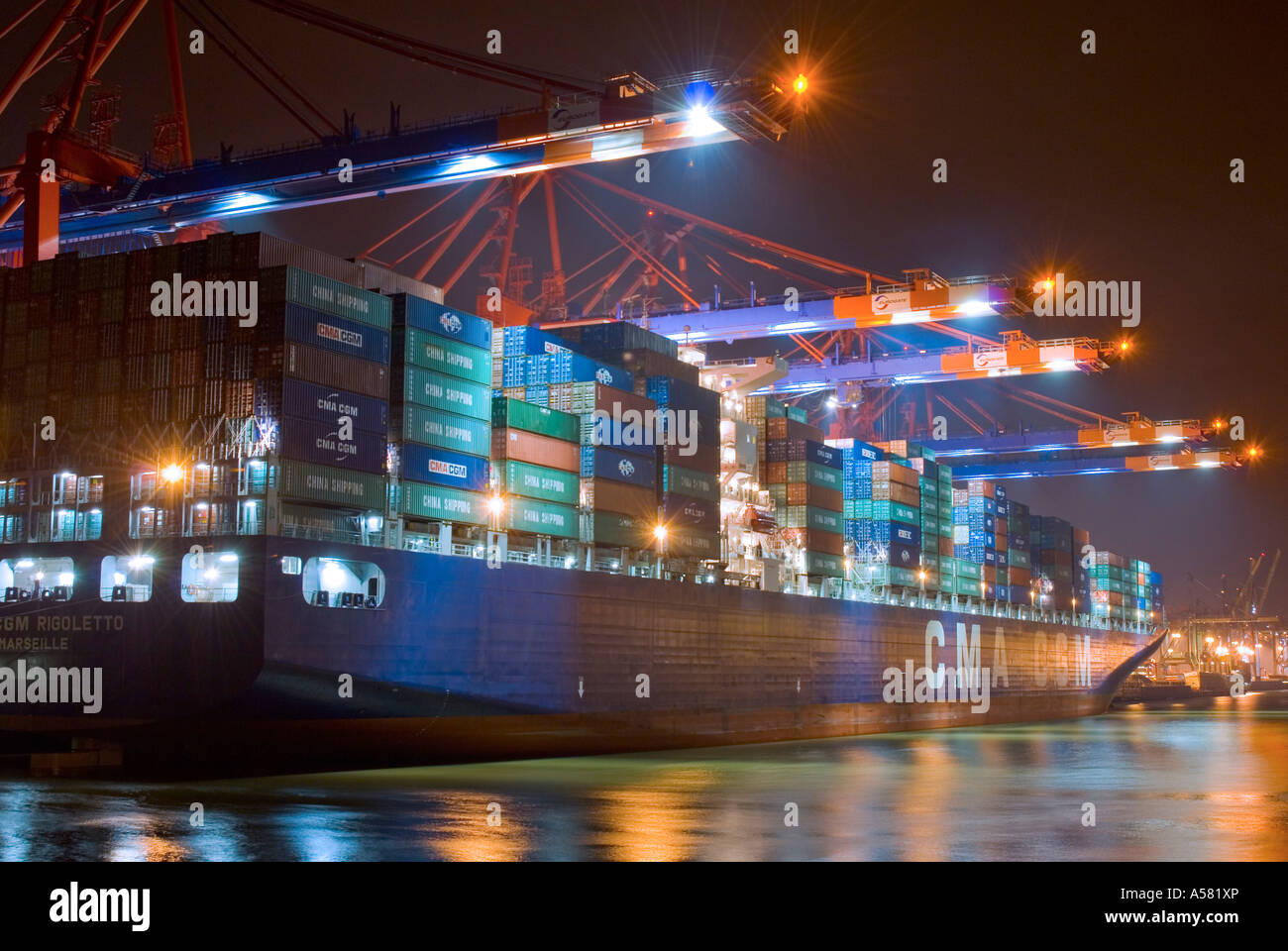 Contenitore grande nave che giace al porto di Amburgo di notte, container terminal Eurokai, Amburgo, Germania Foto Stock