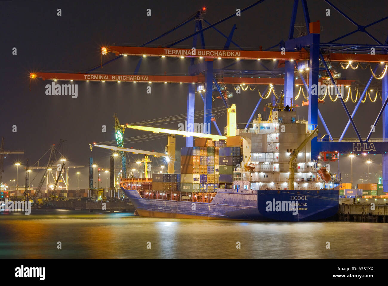 Contenitore nave giacenti presso il porto di Amburgo di notte, container terminal Burchardkai, Amburgo, Germania Foto Stock